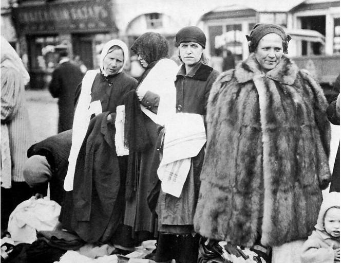 Các quý tộc thời đó đôi khi phải bán tất cả đồ đạc và thậm chí cả quần áo để mua thức ăn.