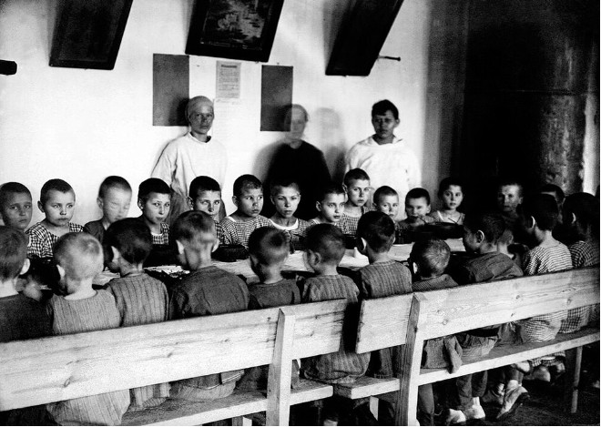 Sau Thế chiến thứ nhất và Nội chiến, rất nhiều trẻ em được đưa vào trại trẻ mồ côi.