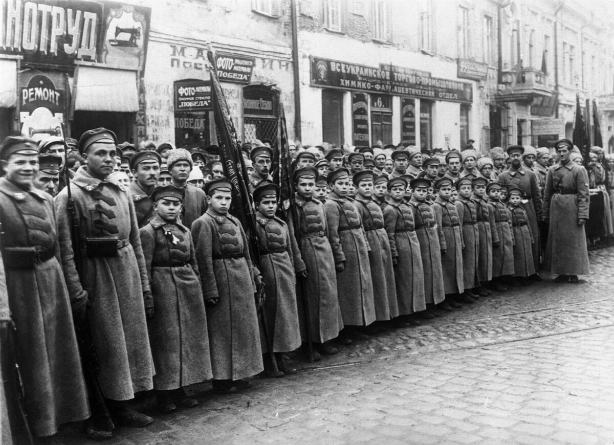 Lễ kỷ niệm 'Ngày Hồng quân' cũng có một cuộc diễu hành, nơi các sinh viên của các đơn vị quân đội cũng tham gia.