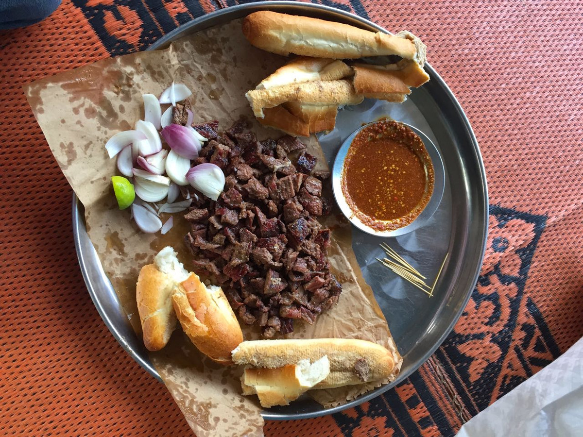 Thịt lạc đà là loại thịt được tiêu thụ phổ biến ở Niger. Người ta chế biến nhiều loại món ăn khác nhau bằng thịt lạc đà, chẳng hạn như bánh mì kẹp thịt lạc đà, karahi lạc đà, cà ri lạc đà và nhiều món khác.