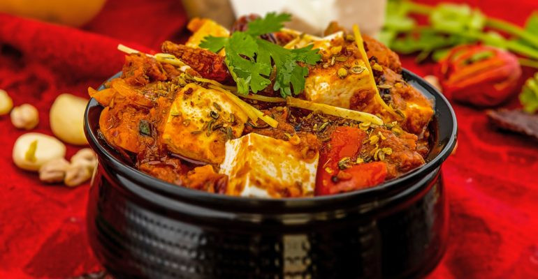 Mặc dù phần lớn đất nước theo đạo Hồi (khoảng 22 triệu người), Niger cũng bao gồm nhiều nhóm dân tộc khác nhau. Do đó, ẩm thực Niger chắc chắn phản ánh sự đa dạng của đất nước, với nhiều loại món ngon khác nhau để thử.