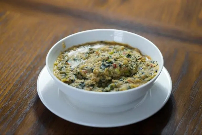 Fonio, còn được gọi là gạo đói, được cho là loại ngũ cốc được trồng lâu đời nhất của lục địa. Loại gạo này phải ngâm trong nước sôi cả đêm trước khi nấu.