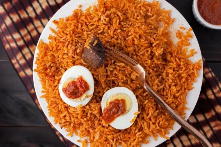 Cơm Jollof là một món ăn được chế biến từ gạo hạt dài nấu với cà chua, ớt đỏ, tỏi, gừng, hành tây và nhiều loại rau khác. Bạn cũng có thể thêm thịt gà, thịt bò, cá, thịt gà tây hoặc thịt dê tùy theo sở thích.