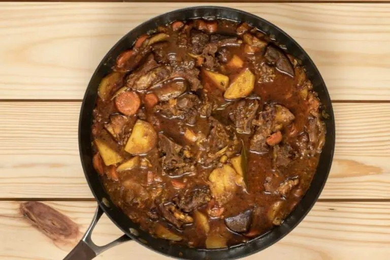 Cà ri thịt dê được chế biến từ thịt dê và thịt dê kho. Là món ăn yêu thích của nhiều gia đình ở Niger, cà ri thịt dê thường được nêm với các loại thảo mộc địa phương và nấu chậm cho đến khi thịt dê mềm. Ảnh: Travelfoodatlas.