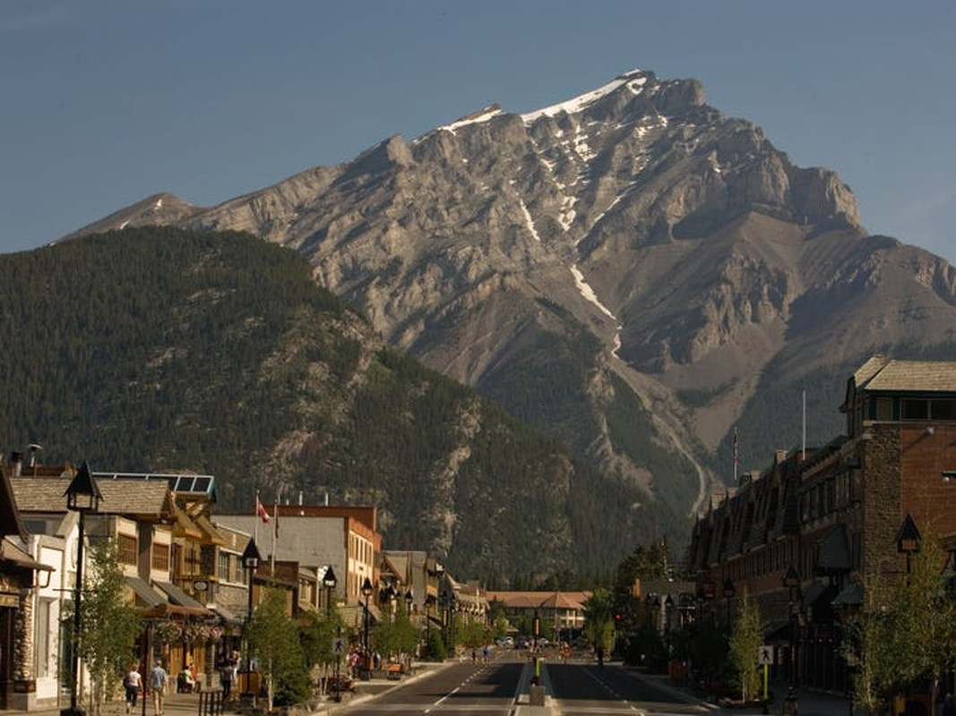 Thị trấn nghỉ dưỡng Banff ở Alberta nép mình bên dãy núi Rocky ở Canada. Banff là một địa điểm du lịch nổi tiếng cho những người thích đi bộ đường dài. Dân số của thị trấn này là khoảng 8.000 người.