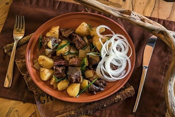 1. Kuurdak: Đây là một trong những món ăn ngon và lâu đời bậc nhất ở Kazakhstan với nguồn nguyên liệu chủ yếu là từ thịt cừu. Người Kazakhstan chế biến món này từ gan, thận, tim và phổi của cừu.