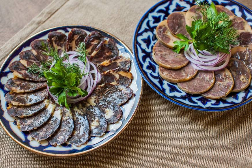 2. Kazy: Đây là một món ăn truyền thống của người Kazakhstan. Món ăn này trông khá giống như xúc xích và được làm từ thịt sườn của ngựa. Ngày nay, đây được coi là món ăn bắt buộc trong những dịp đặc biệt như đám cưới.