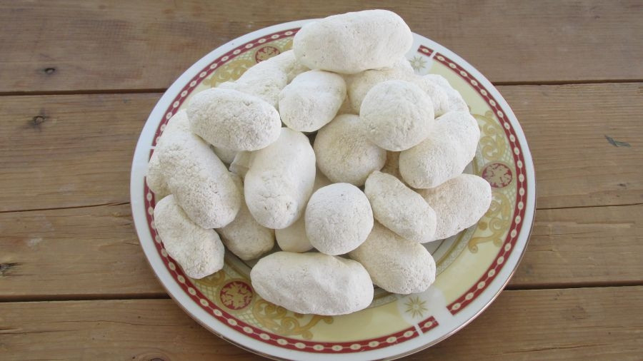 9. Kurt: Một món ăn nữa mà bạn không nên bỏ qua khi đến với đất nước Kazakhstan đó là Kurt. Đây là một món ăn nhẹ truyền thống của Kazakh được làm từ phô mai mặn khô.