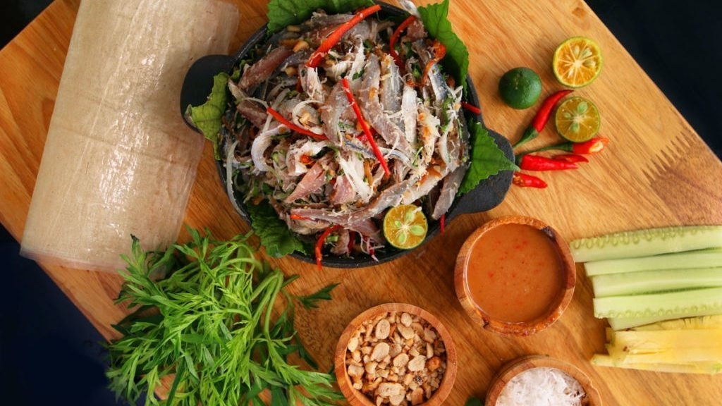 4. Salad cá trích: Món ăn có một cái tên gọi nghe cực kỳ ấn tượng cá trích dưới lớp lông thú chính là một ăn truyền thống hấp dẫn ở Kazakhstan. Thành phần chính của món ngon này là củ cải đường, khoai tây cá trích, hành tây, quả táo muối cùng mayonnaise.
