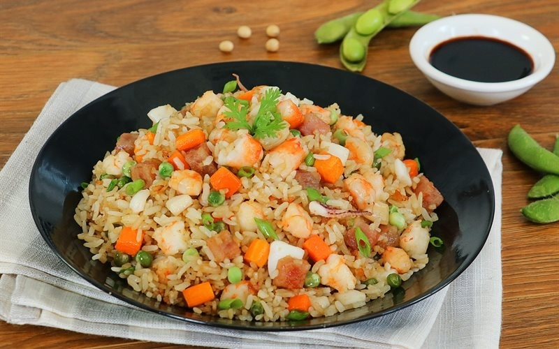 6. Cơm rang thập cẩm (palaw): Nguyên liệu chính để làm ra đặc sản Kazakhstan này chính là gồm: Cơm, thịt xào cà rốt, hành tây, tỏi,… cùng các gia vị đặc trưng khác.