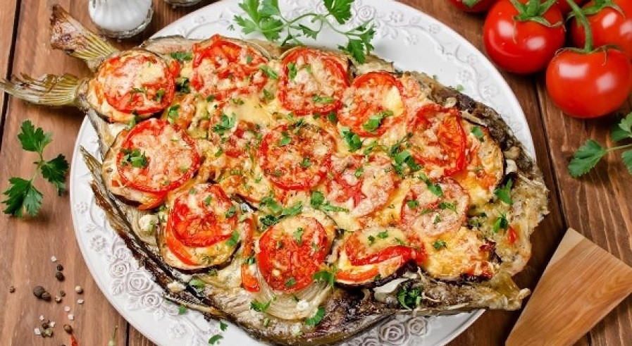 8. Koktal: Nếu bạn là người yêu thích hải sản thì koktal là dành cho bạn. Người Kazakhstan thường sử dụng cá chép nước ngọt ở Biển Caspi chế biến món ăn này. Koktal thường được chế biến bằng cách nướng cá với cà chua, ớt ngọt và hành tây.