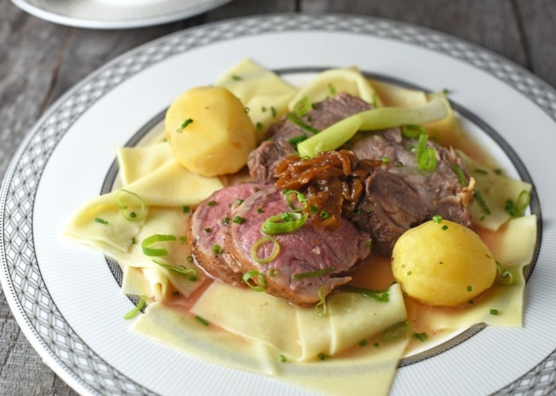 5. Beshbarmak: Đây là một trong những món đặc sản nổi tiếng ở Kazakhstan. Để chế biến món ngon này, người dân Kazakhstan thường sử dụng các nguyên liệu tươi ngon như: Thịt ngựa, cừu.