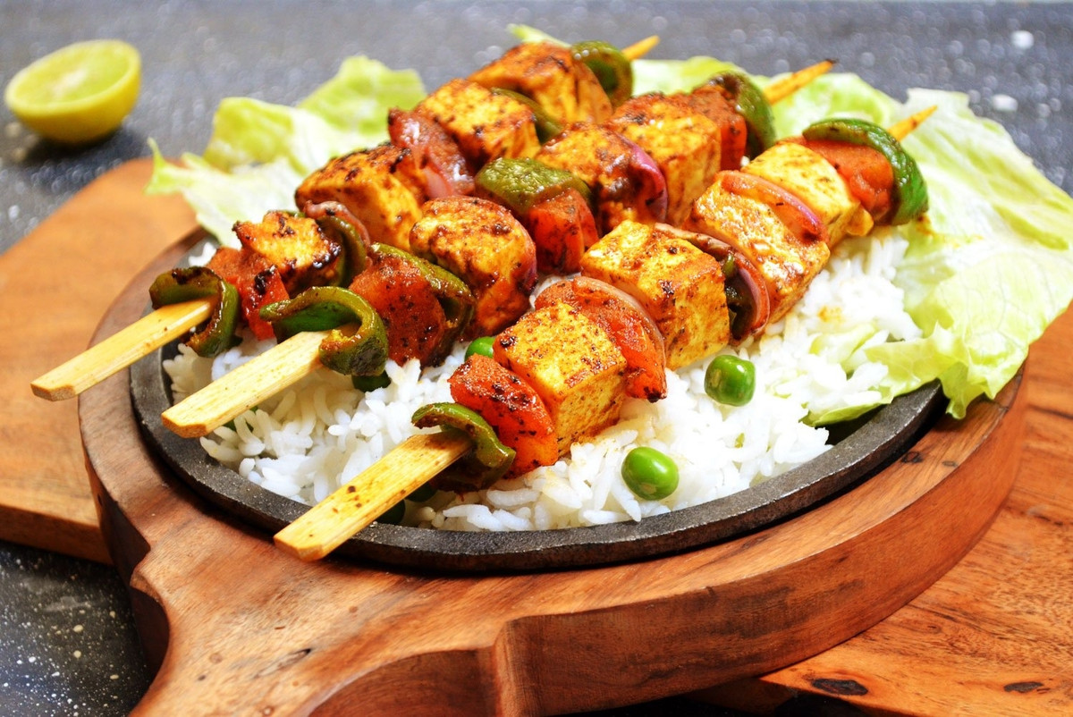 3. Shashlik: Món ăn đặc sản ở Kazakhstan này mang âm hưởng của ẩm thực nước Nga. Món ăn này chính là món thịt nướng trên than củi với nguyên liệu chủ yếu là thịt cừu, thịt bò, thịt cá, hay thịt gà khi thưởng thức ăn kèm với bánh mỳ để tăng thêm hương vị.
