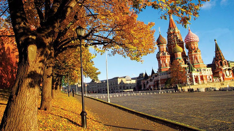 Mùa thu ở thủ đô Moscow dịu dàng, nhẹ nhàng với những con đường trải đầy lá vàng rơi hay trong những cánh rừng nằm giữa Moscow như: Neskuchny Sad, Sokolniki, Izmailovsky.