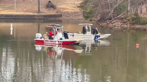 Tìm thấy thi thể mất tích 15 năm trong ô tô dưới đáy hồ Tim thay thi the mat tich 15 nam trong o to duoi day ho