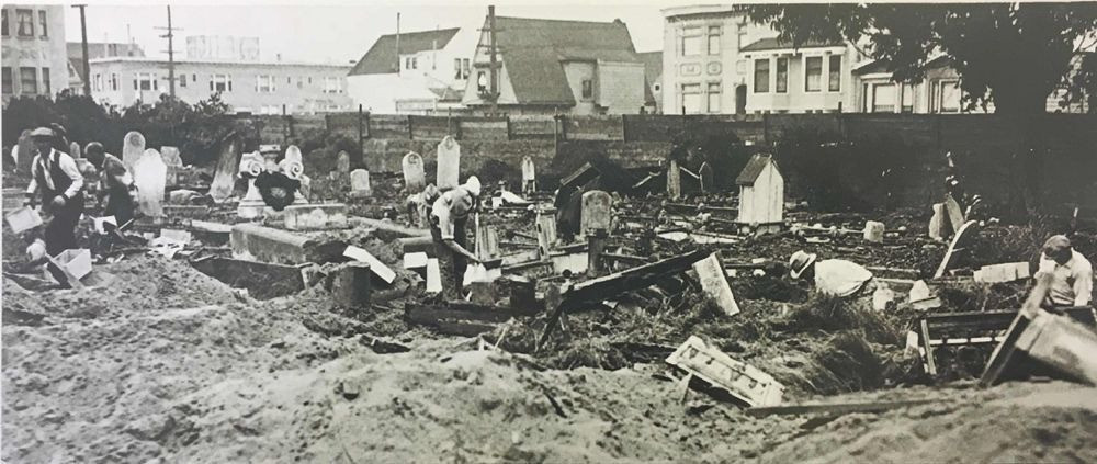 Số lượng người đổ về tham gia hoạt động đào vàng tăng cao cũng khiến nơi đây xuất hiện nhiều bệnh tật và tai nạn nguy hiểm.