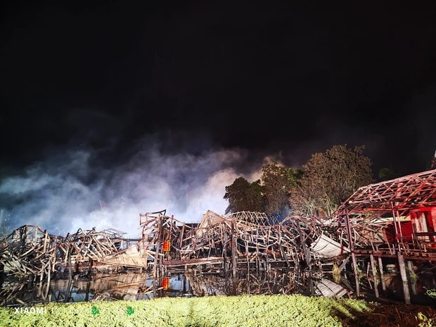 Nguyên nhân và thiệt hại của vụ cháy vẫn đang được điều tra, tổng hợp.