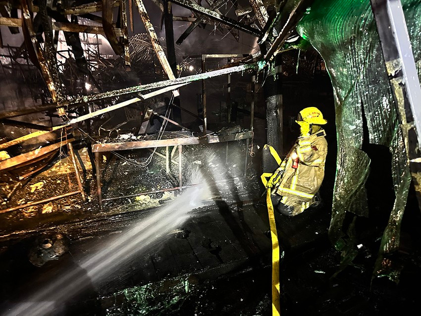 Tuy nhiên, sau đó cơ quan chức năng vẫn phải phun thêm nước để ngăn hỏa hoạn bùng phát trở lại.