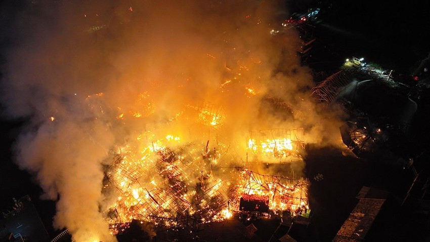 Vụ cháy chợ nổi Pattaya xảy ra lúc 8 giờ tối 7/9 nhưng phải đến tận 10 giờ 30 phút cùng ngày ngọn lửa mới được khống chế.