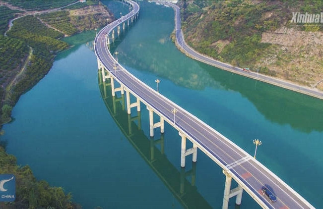 Ngắm con đường cao tốc giữa sông ấn tượng của Trung Quốc Ngam con duong cao toc giua song an tuong cua Trung Quoc