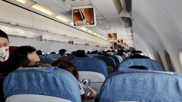 Khoanh khac hanh khach “bay khoi ghe” khi may bay rung lac cuc manh-Hinh-2