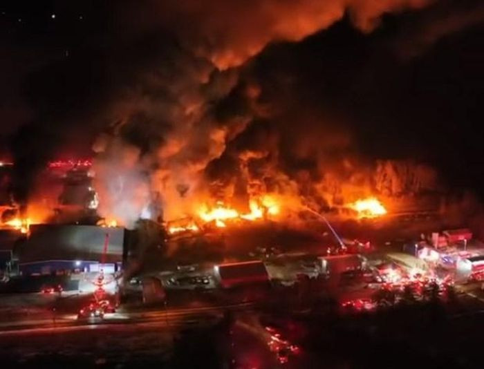 Đoàn tàu hỏa trật bánh gây đám cháy lớn dữ dội tại Mỹ Doan tau hoa trat banh gay dam chay lon du doi tai My