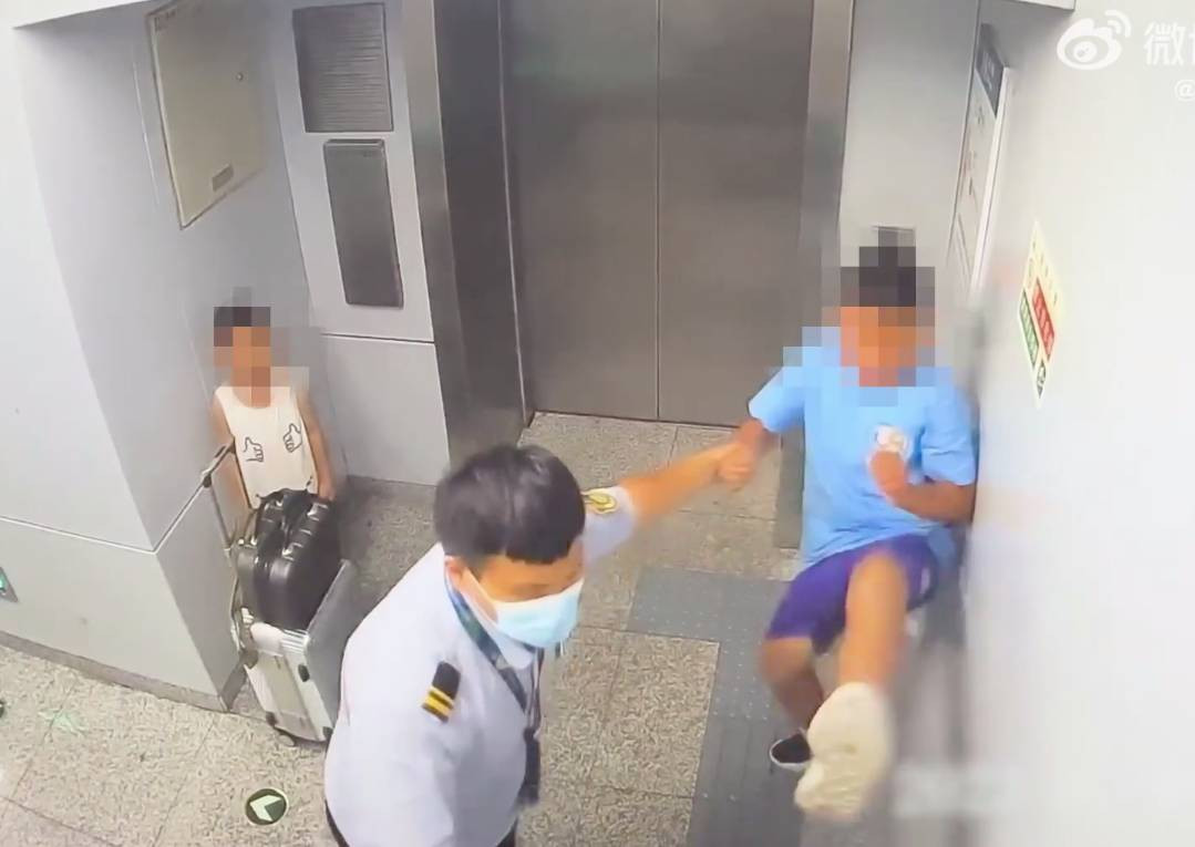 Bi tich thu dien thoai, thieu nien lao vao danh me-Hinh-2