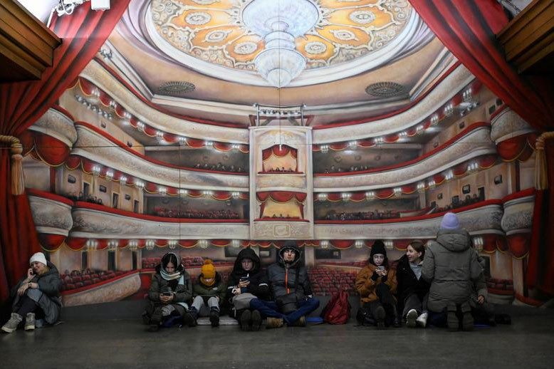 Người dân Ukraine biến ga tàu điện ngầm thành hầm trú tên lửa, bom khi đối mặt với hàng loạt vụ tấn công bằng tên lửa và máy bay không người lái của quân đội Nga. Ảnh: AP.