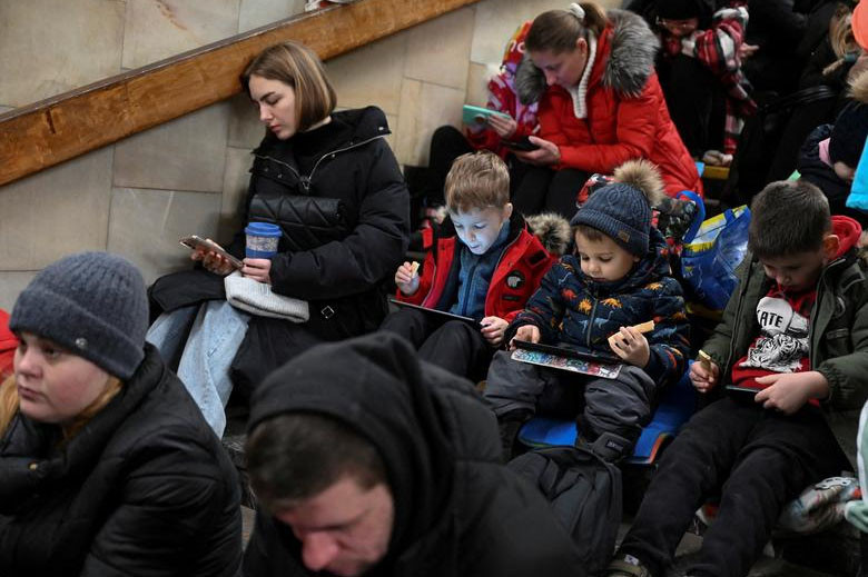 Họ sử dụng điện thoại di động và các thiết bị điện tử cá nhân để giải trí hay học bài… Ảnh: Reuters.