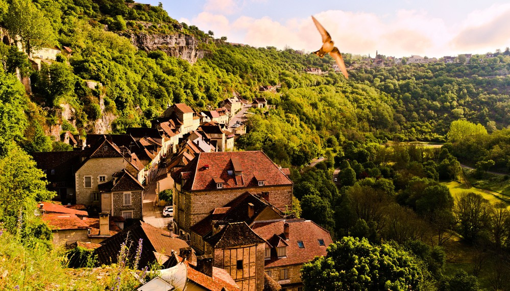 Các tòa nhà trong làng có độ cao cách mặt đất phía dưới khoảng 120m.