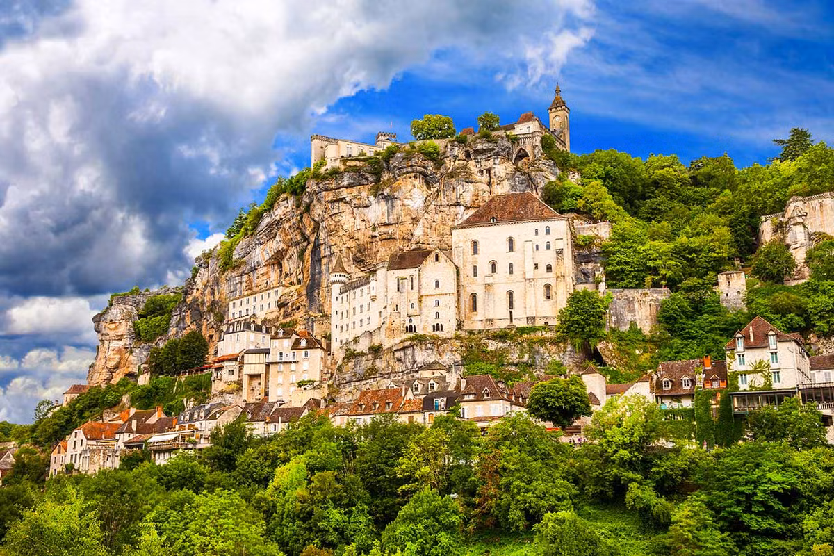 Rocamadour là một ngôi làng cổ thuộc tỉnh Lot, vùng Midi-Pyrénées, phía Tây Nam nước Pháp.