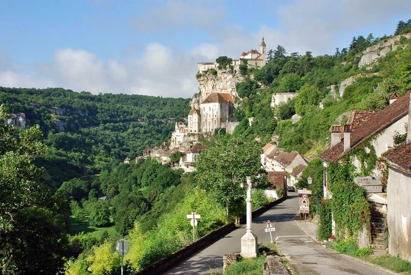 Trung tâm của ngôi làng là nhà thờ hành hương Notre Dame, được cải tạo lại từ công trình gốc được xây dựng từ năm 1479.
