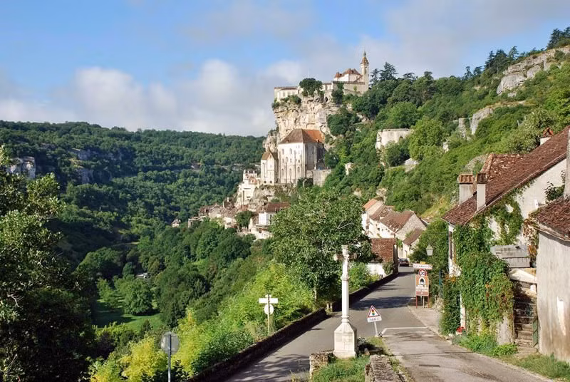 Trung tâm của ngôi làng là nhà thờ hành hương Notre Dame, được cải tạo lại từ công trình gốc được xây dựng từ năm 1479.