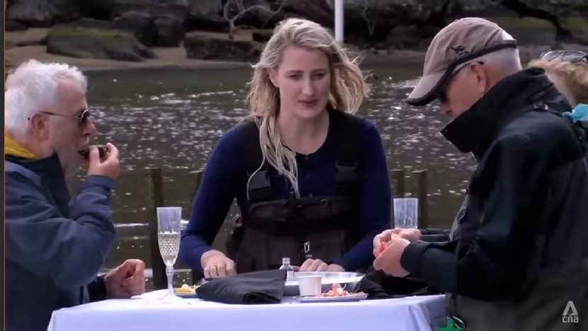 Nhà hàng cho thực khách vừa lội nước vừa ăn hàu trên sông - Hình 2 Nha hang cho thuc khach vua loi nuoc vua an hau tren song-Hinh-2