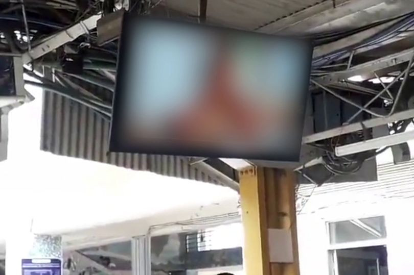 Màn hình TV bất ngờ chiếu phim khiêu dâm ở nhà ga Man hinh TV bat ngo chieu phim khieu dam o nha ga