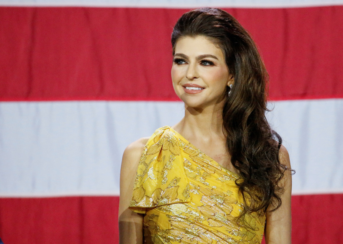 Luôn sát cánh bên ông Ron DeSantis là người vợ xinh đẹp - bà Casey DeSantis. Không chỉ có nhan sắc nổi bật, bà Casey DeSantis, 42 tuổi, còn rất tài năng và đóng vai trò quan trọng trong sự nghiệp của ông DeSantis.