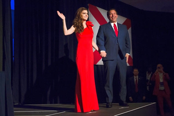 Casey DeSantis, 42 tuổi, là cựu phóng viên truyền hình. Bà nổi tiếng trong giới chính trị Florida với tư cách là nhà sản xuất chính cho các quảng cáo vận động tranh cử của chồng.