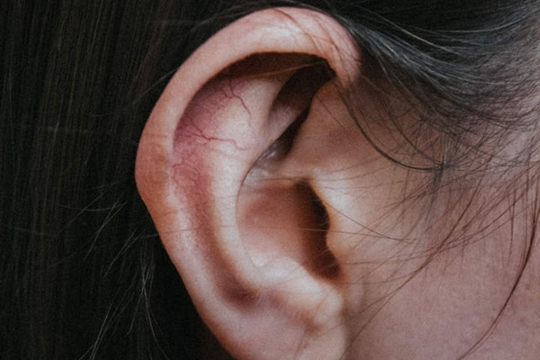 Co gai tre bi thung mang nhi sau nu hon qua nong nhiet