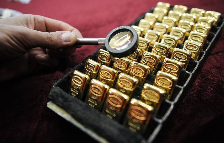 Nga cũng như đối tác chiến lược Trung Quốc của họ, đã mua hàng chục tấn kim loại quý nói trên trong vài năm qua, và hiện nay họ lần lượt xếp thứ sáu và thứ bảy về trữ lượng vàng.