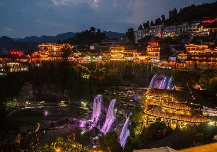 Trấn cổ Phù Dung có thác nước chảy xuyên qua tạo nên cảnh tượng vô cùng độc đáo thu hút đông đảo khách du lịch.