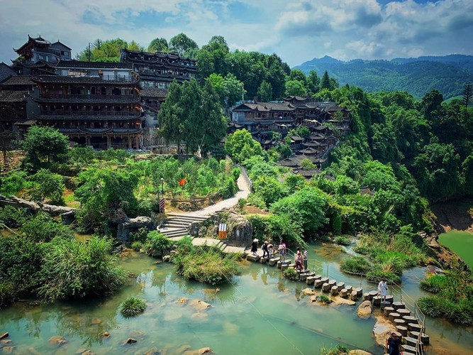 Đến với trấn Phù Dung, du khách như thể lặn ngụp vào thế giới muôn màu muôn vẻ; có phố cổ, thác nước, đền miếu; có chỗ vui chơi thăm thú, có hồ nước trong xanh, có thể ngắm sao sao, lội suối...