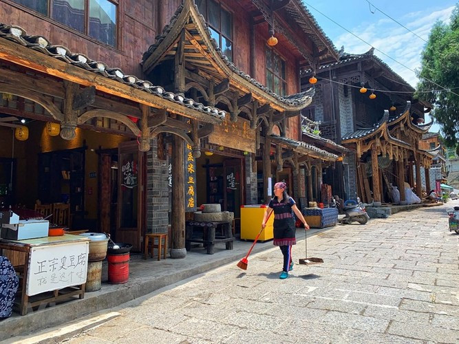 Đến Phù Dung Trấn, thả bộ trên những con phố trải đá xanh, hít hà không khí trong lành, ngước nhìn xa xa dòng thác đang buông mình tung bọt trắng xóa … khiến tâm trạng vô cùng bình yên, tĩnh lặng.