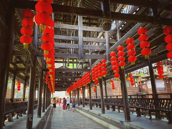 Những con phố nhỏ, những nếp nhà cổ mái ngói âm dương cổ kính, rêu phong ẩn hiện trong màn sương mờ ảo hay trong ánh hoàng hôn chiều tà khiến bức họa Phù Dung Trấn hiện lên xinh đẹp bình dị đến lạ thường. Ảnh: IT.