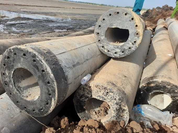 Đồng Tháp: Toàn cảnh vụ cứu bé trai 10 tuổi lọt trụ bê tông - Hình 2 Dong Thap: Toan canh vu cuu be trai 10 tuoi lot tru be tong-Hinh-2