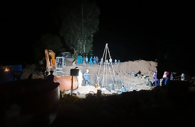 Đồng Tháp: Toàn cảnh vụ cứu bé trai 10 tuổi lọt trụ bê tông - Hình 3 Dong Thap: Toan canh vu cuu be trai 10 tuoi lot tru be tong-Hinh-3