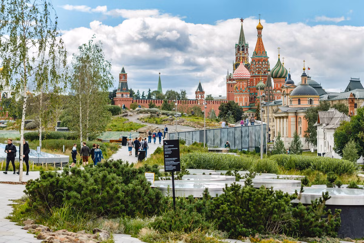 Zaryadye: Công viên đẹp xinh này có công trình trong suốt lớn nhất thế giới để tạo ra một vi khí hậu đặc biệt cho cây trồng, với các tấm pin mặt trời được lắp đặt trên bề mặt của nó.