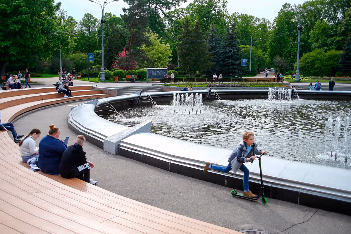 Công viên Sokolniki: Công viên này có lịch sử lâu đời vào thế kỷ 15, các Sa hoàng Nga đã đến đó để nuôi chim ưng.