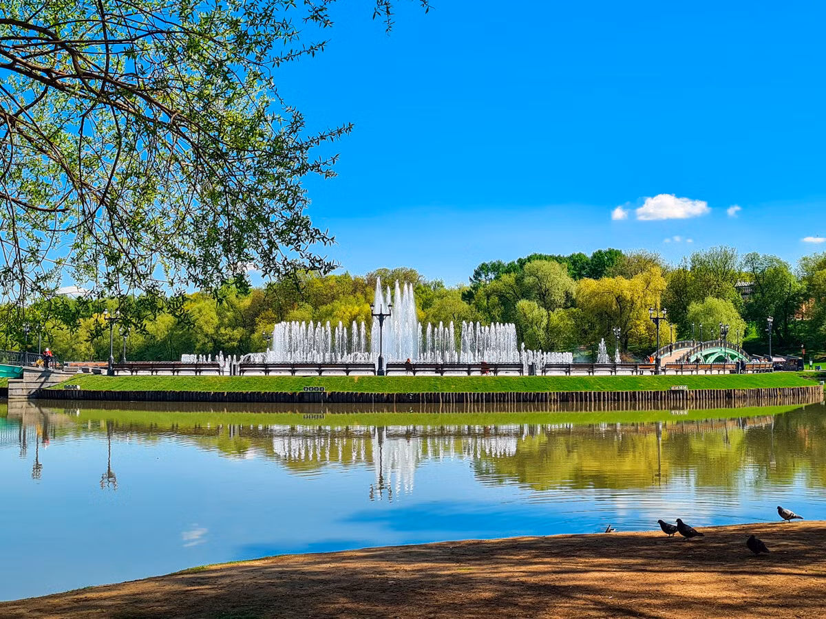 Công viên Tsaritsynskiy: Công viên ở Moscow này có đài phun nước âm nhạc, bến thuyền, khu giải trí được trang bị đặc biệt với ghế xếp miễn phí, xe đạp điện và dịch vụ cho thuê xe đạp, cũng như các chuyến du ngoạn bằng ô tô điện.