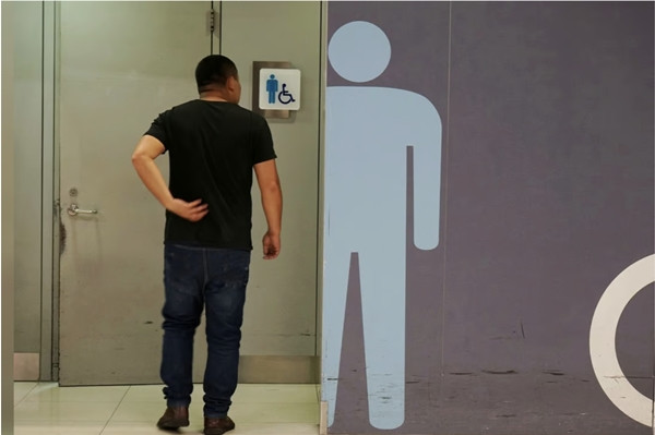 Bi duoi viec vi danh 6 tieng di ve sinh o cho lam