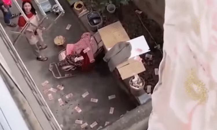 Dem chan di phoi nang, vo bat ngo phat hien quy den cua chong-Hinh-2